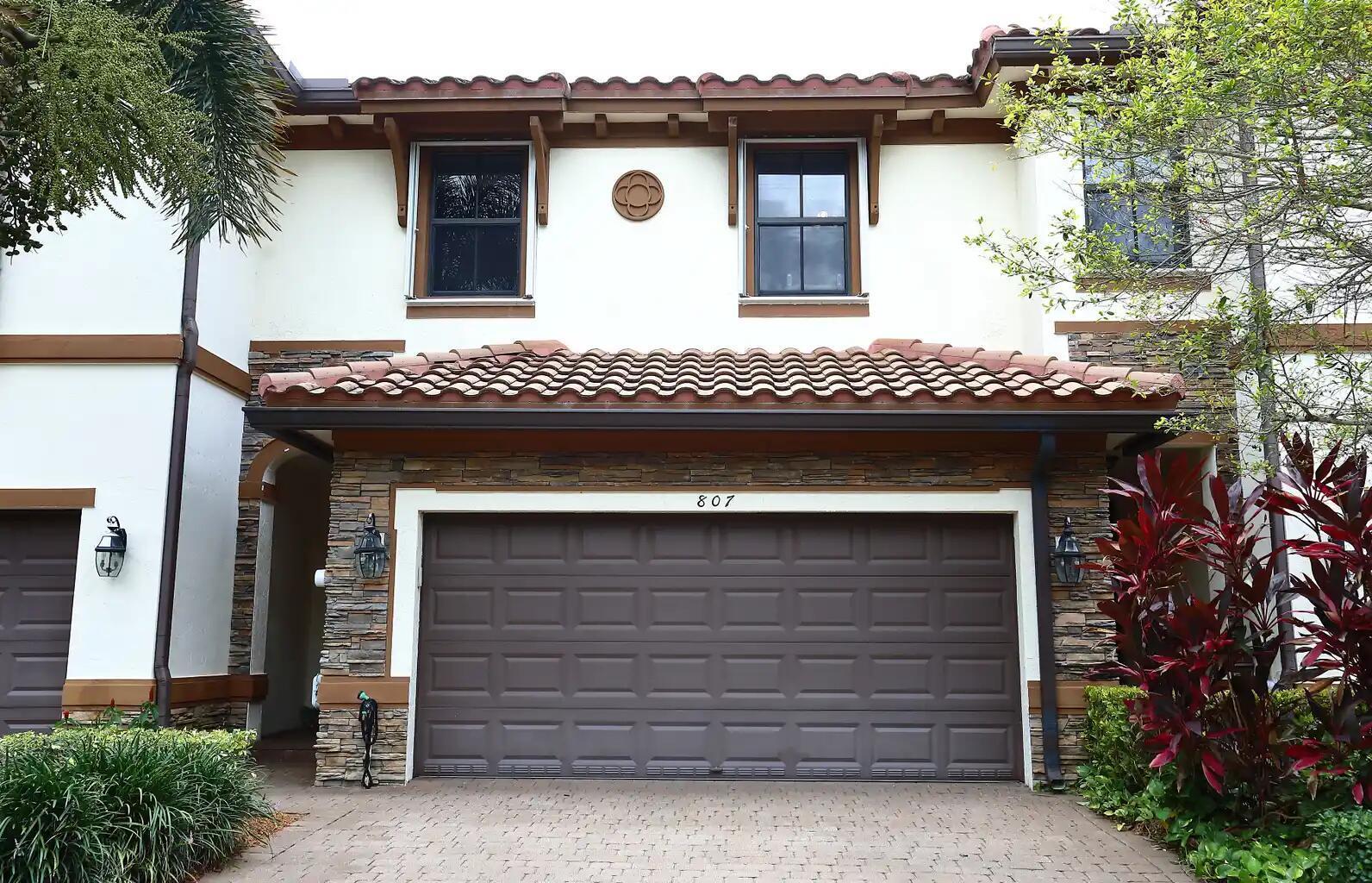 807 E Village Circle, Davie FL 33325 photo 2