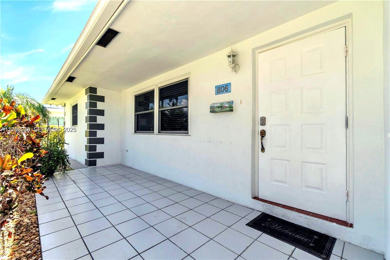 806 NE 4th St, Hallandale Beach FL 33009 photo 2