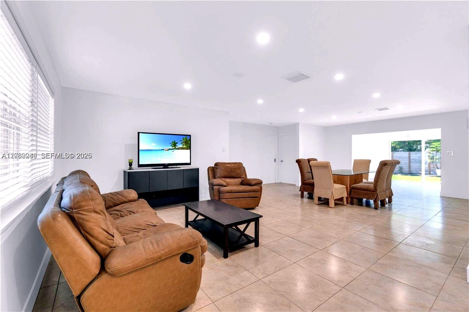 806 NE 4th St, Hallandale Beach FL 33009 photo 3