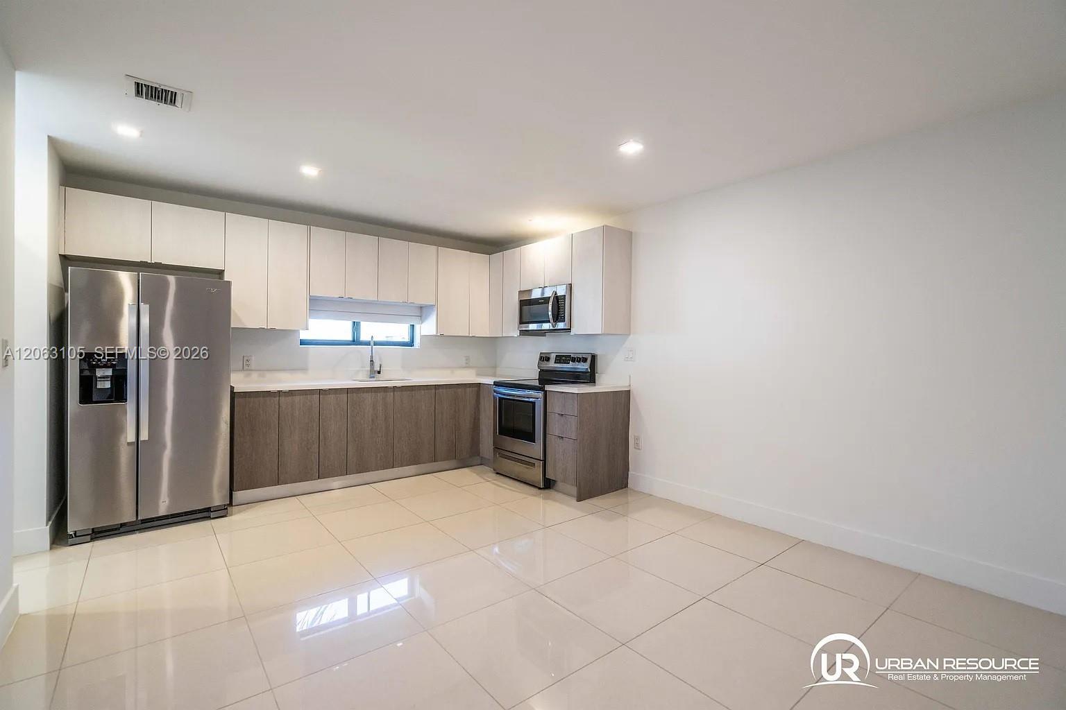 1971 Bay Dr # 124, Miami Beach FL 33141 photo 2