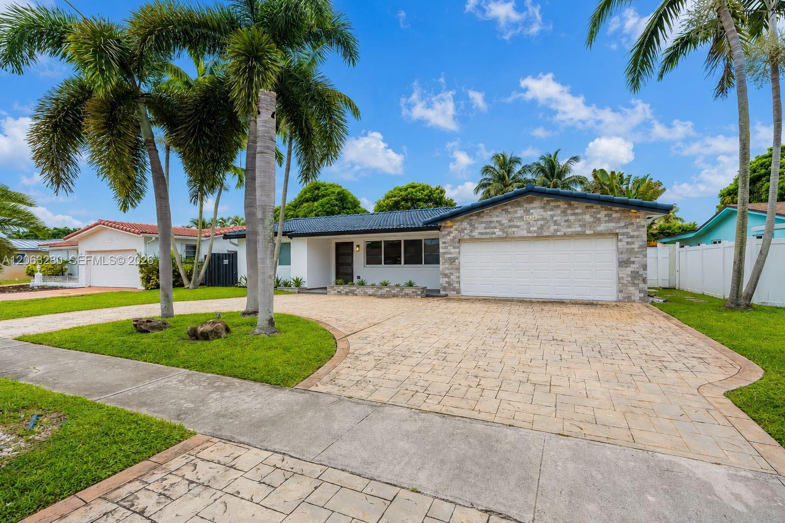 5424 Garfield St, Hollywood FL 33021 photo 2