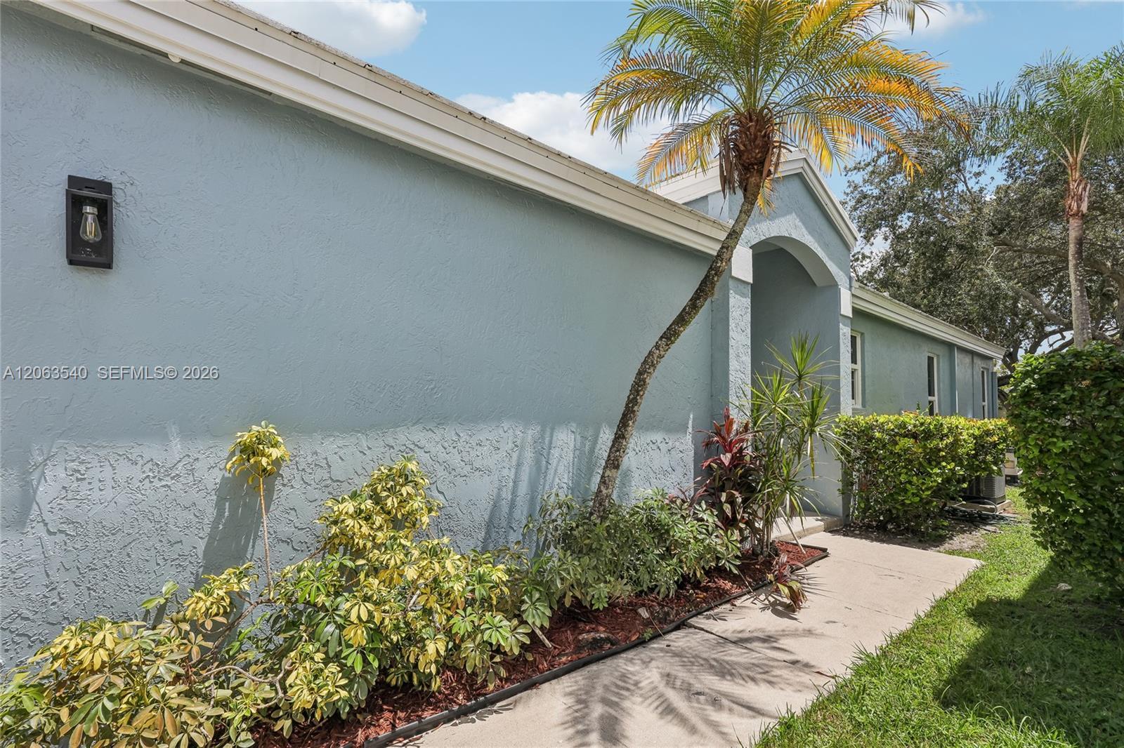 9613 NW 8th Cir, Plantation FL 33324 photo 5