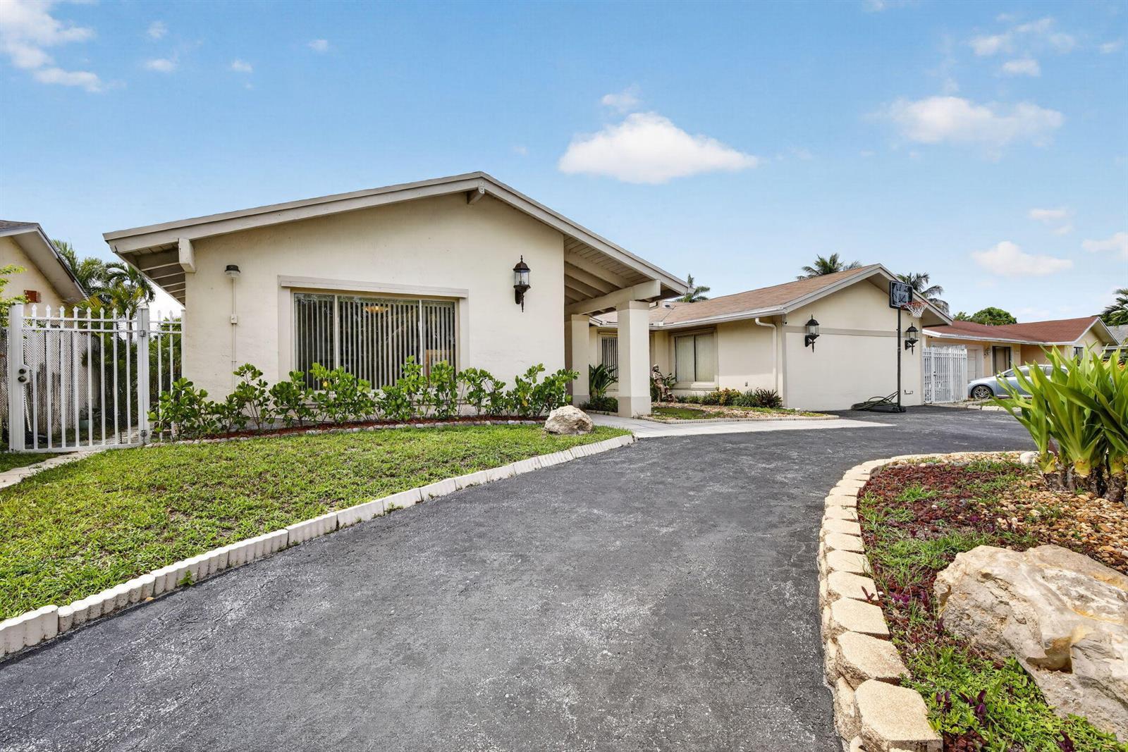 910 NE 205TH Street, Miami FL 33179 photo 2