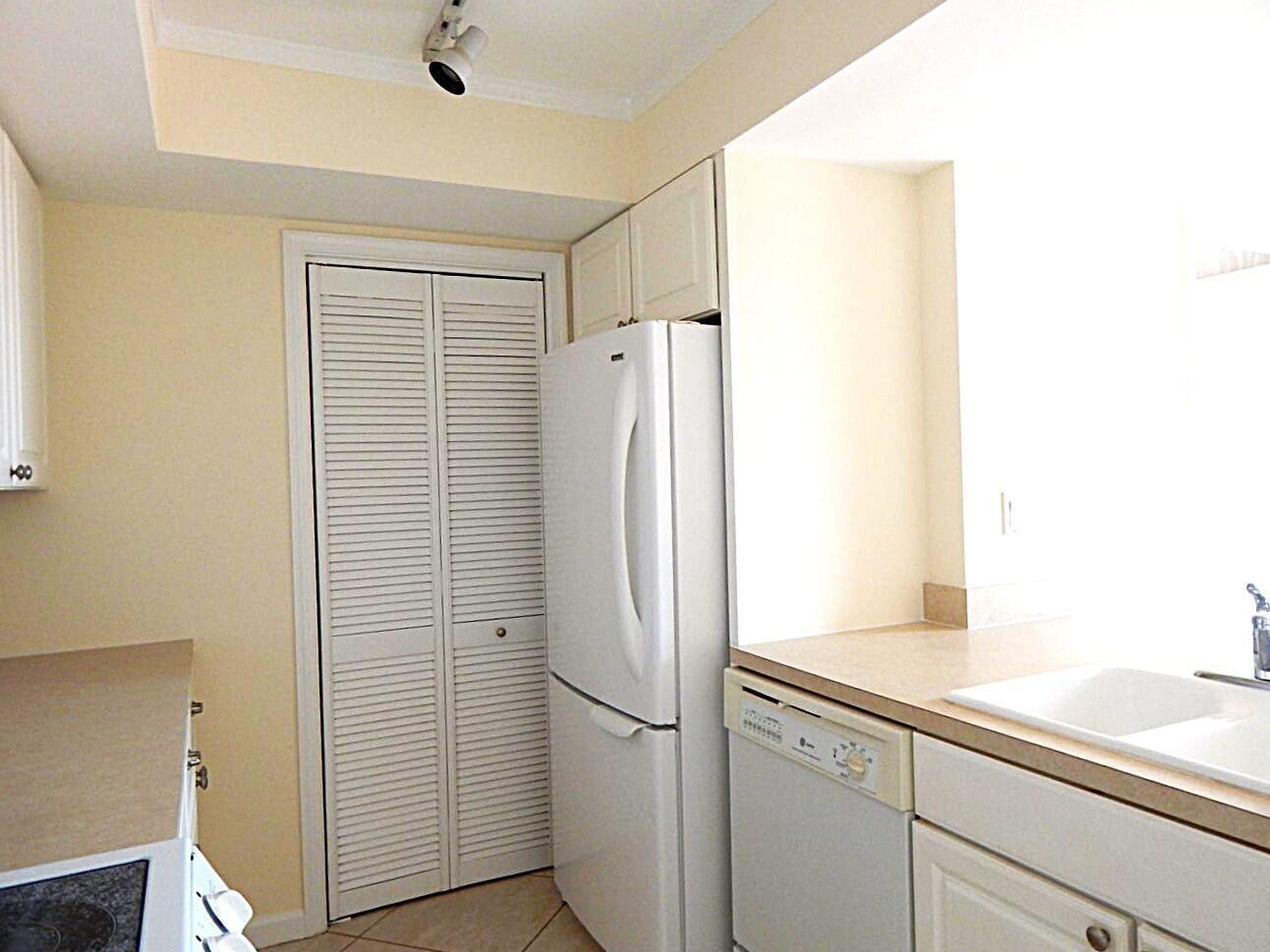 5250 WOODLAND LAKES Drive # 231, Palm Beach Gardens FL 33418 photo 2