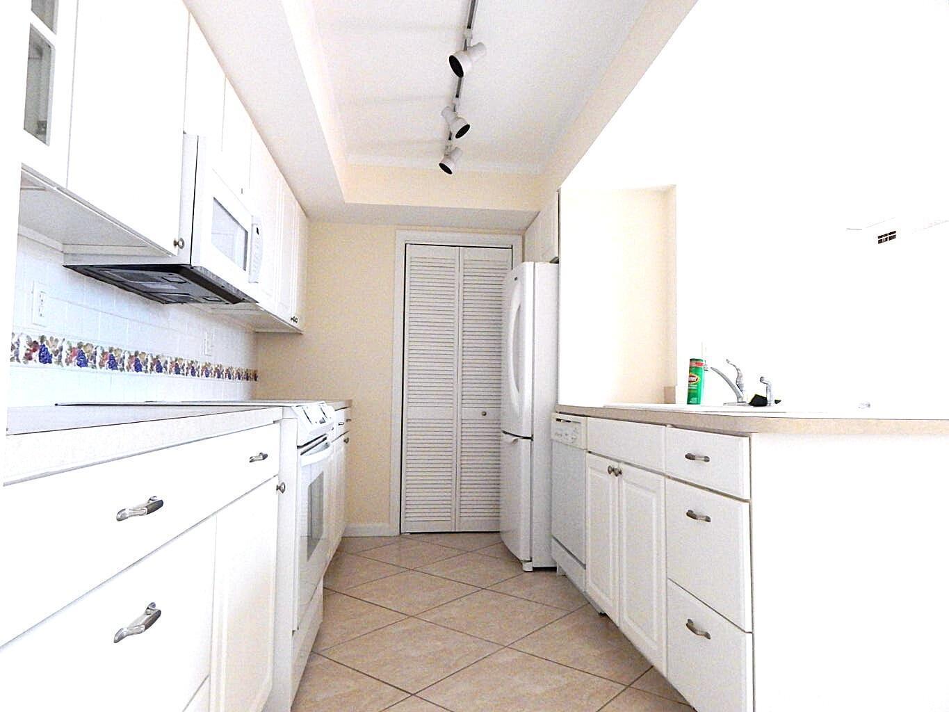5250 WOODLAND LAKES Drive # 231, Palm Beach Gardens FL 33418 photo 3