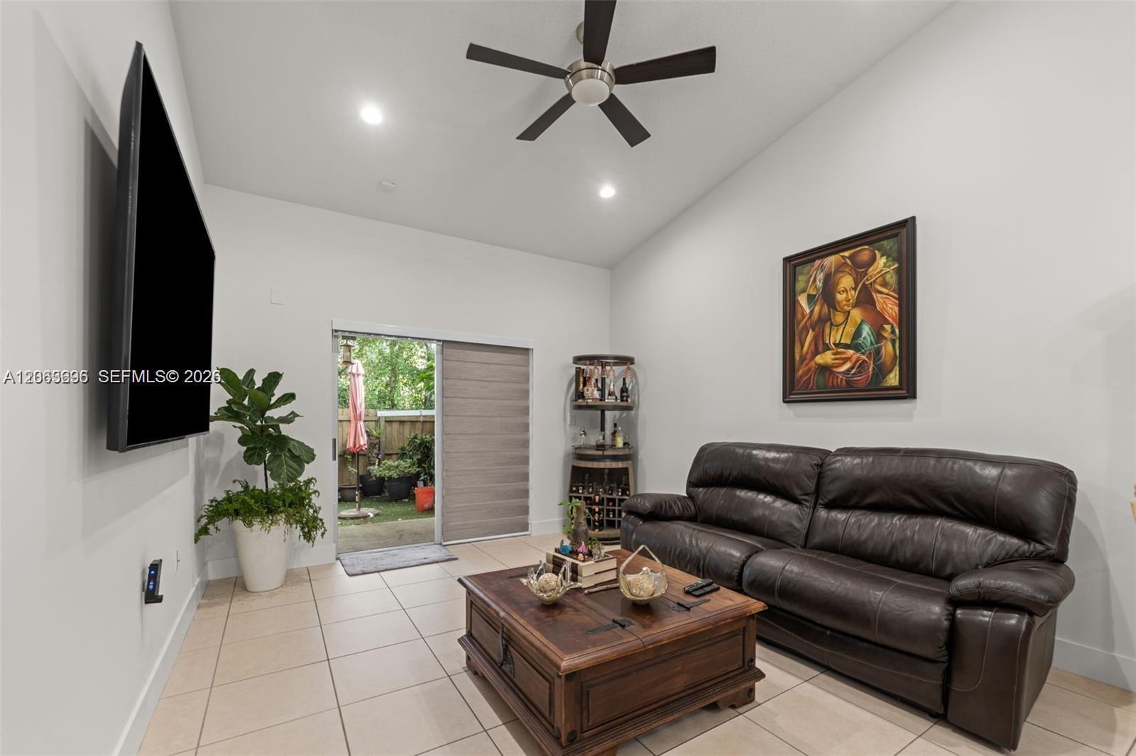 3220 NE 11th Dr, Homestead FL 33033 photo 2