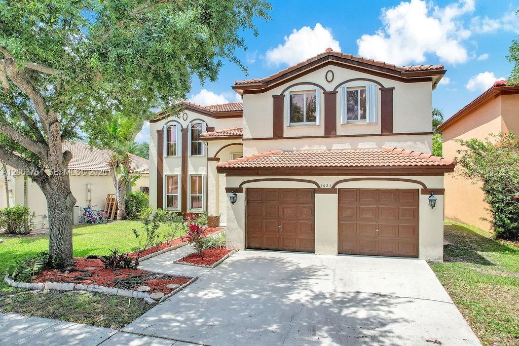 1623 E Harmony Lake Cir, Davie FL 33324 photo 2