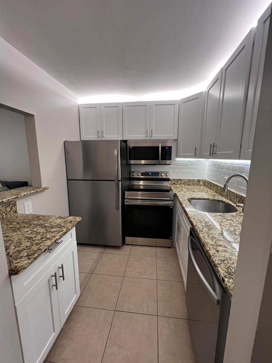 31 WESTBURY B Circle # 31, Deerfield Beach FL 33442 photo 2