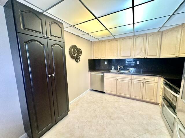 1049 Lincoln C, Boca Raton FL 33434 photo 4