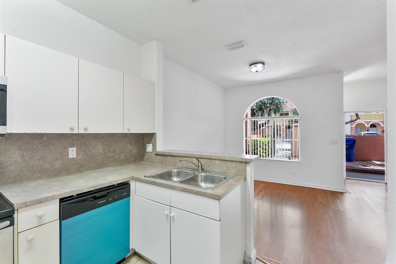 1407 S SANTA CATALINA Circle, North Lauderdale FL 33068 photo 4