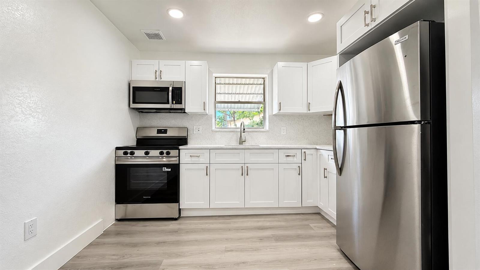 528 E Lakewood Road # B, West Palm Beach FL 33405 photo 5