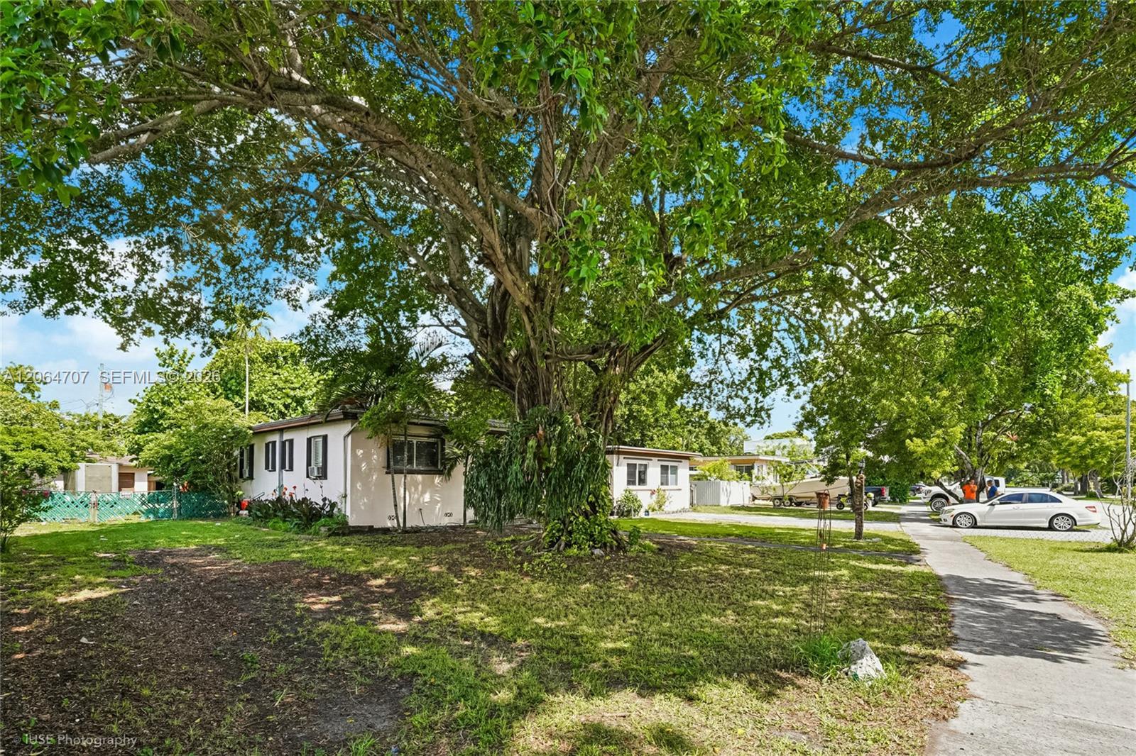 350 To To Lo Chee Dr, Hialeah FL 33010 photo 5