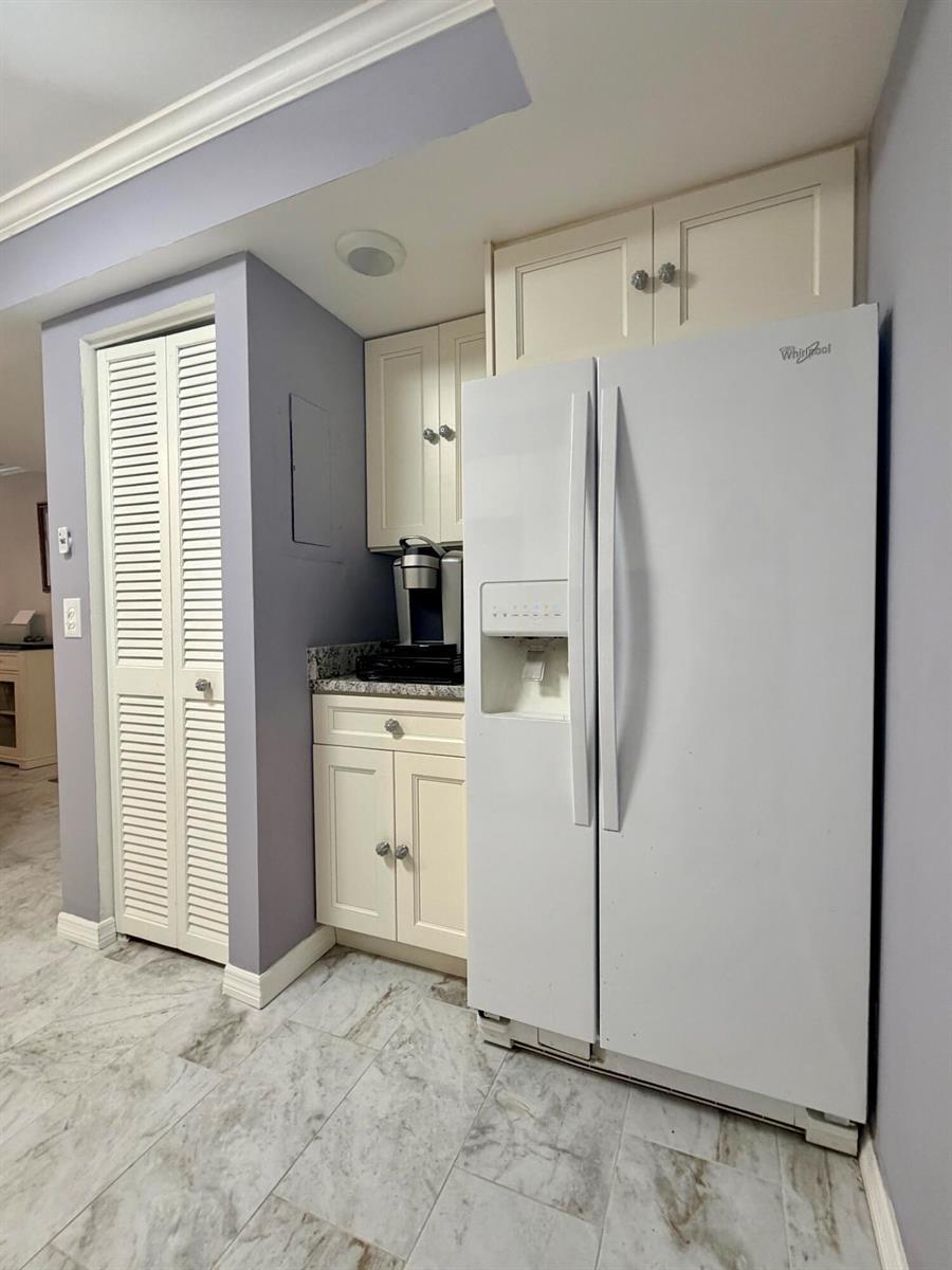 2425 PRESIDENTIAL Way # 304, West Palm Beach FL 33401 photo 3