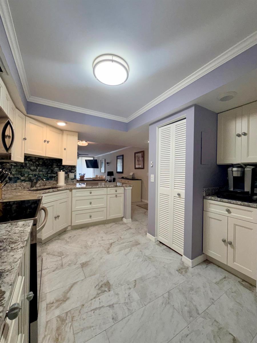 2425 PRESIDENTIAL Way # 304, West Palm Beach FL 33401 photo 4