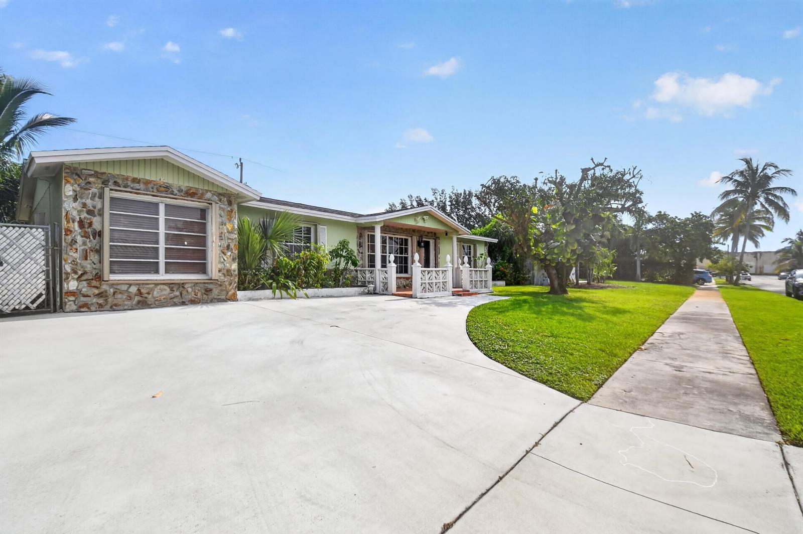 1826 16TH Avenue N, FL 33460 photo 2