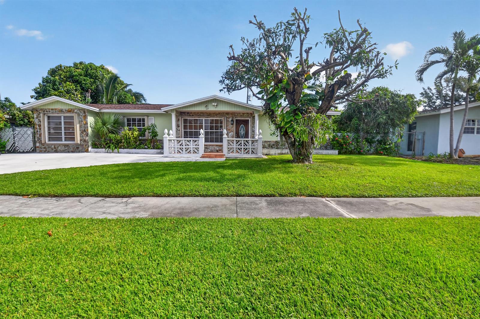 1826 16TH Avenue N, FL 33460