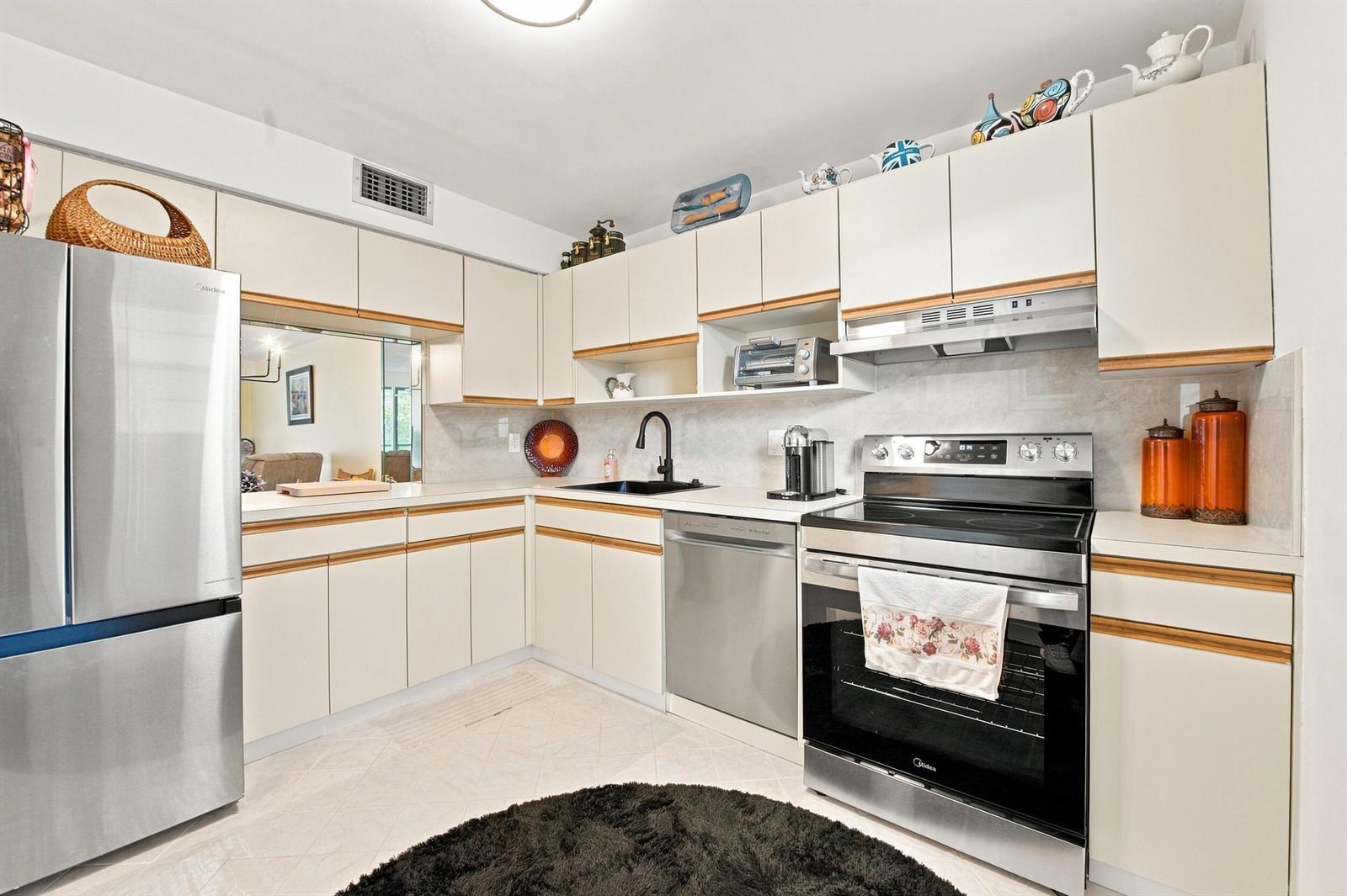 3231 HOLIDAY SPRINGS Boulevard # 205, Margate FL 33063 photo 2