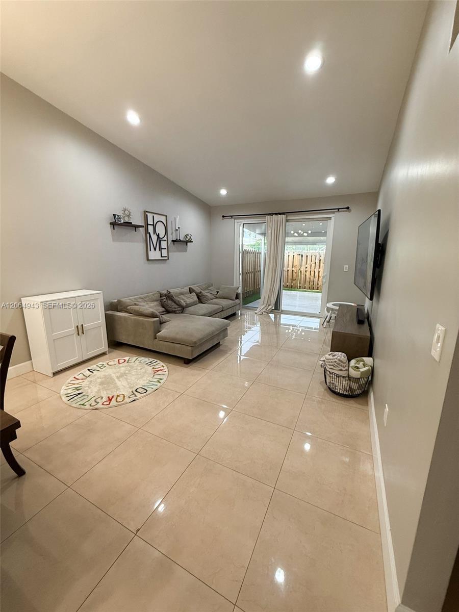 19231 NW 67th Pl, Hialeah FL 33015 photo 4