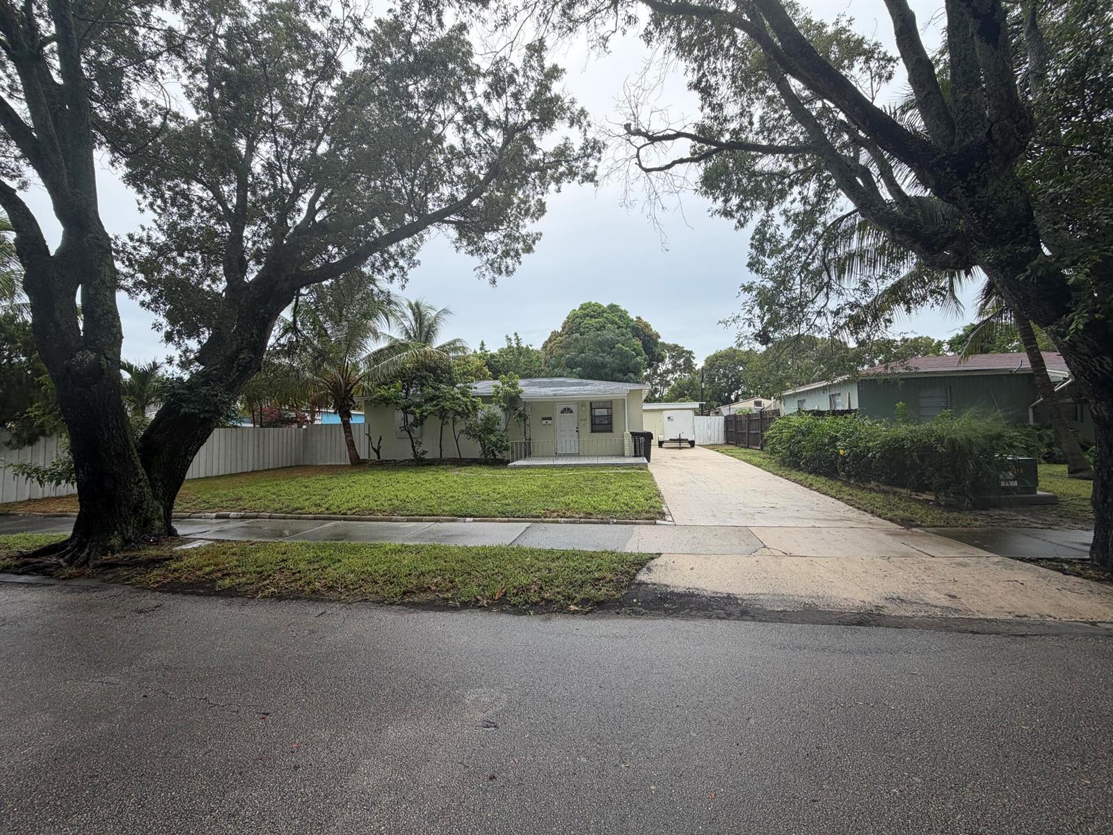 3033 Clyde Road, West Palm Beach FL 33405 photo 2