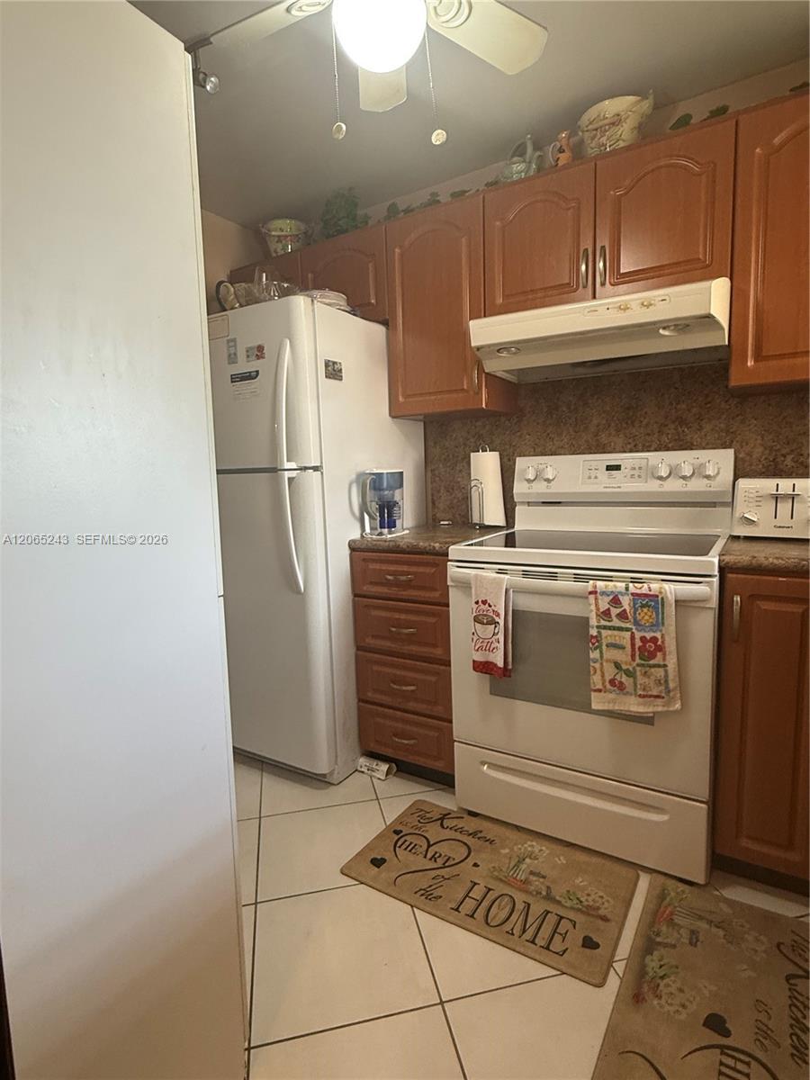 9001 Sunrise Lakes Blvd # 201, Sunrise FL 33322 photo 2