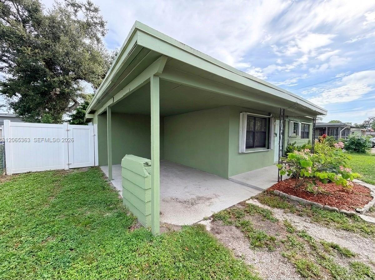 6831 Farragut St, Hollywood FL 33024 photo 2