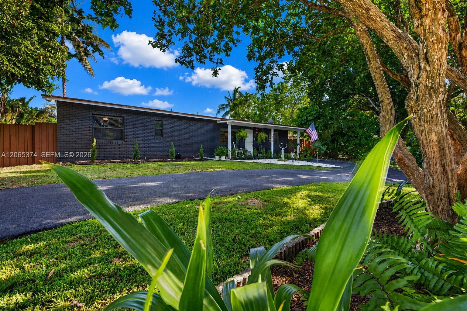 300 NW 28th St, Wilton Manors FL 33311 photo 2