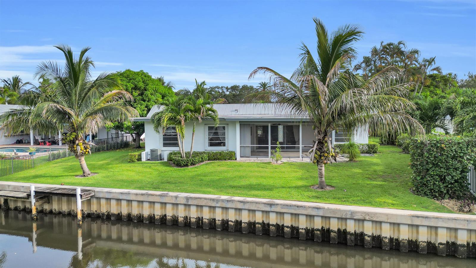 16 Country Club Circle, Tequesta FL 33469 photo 2