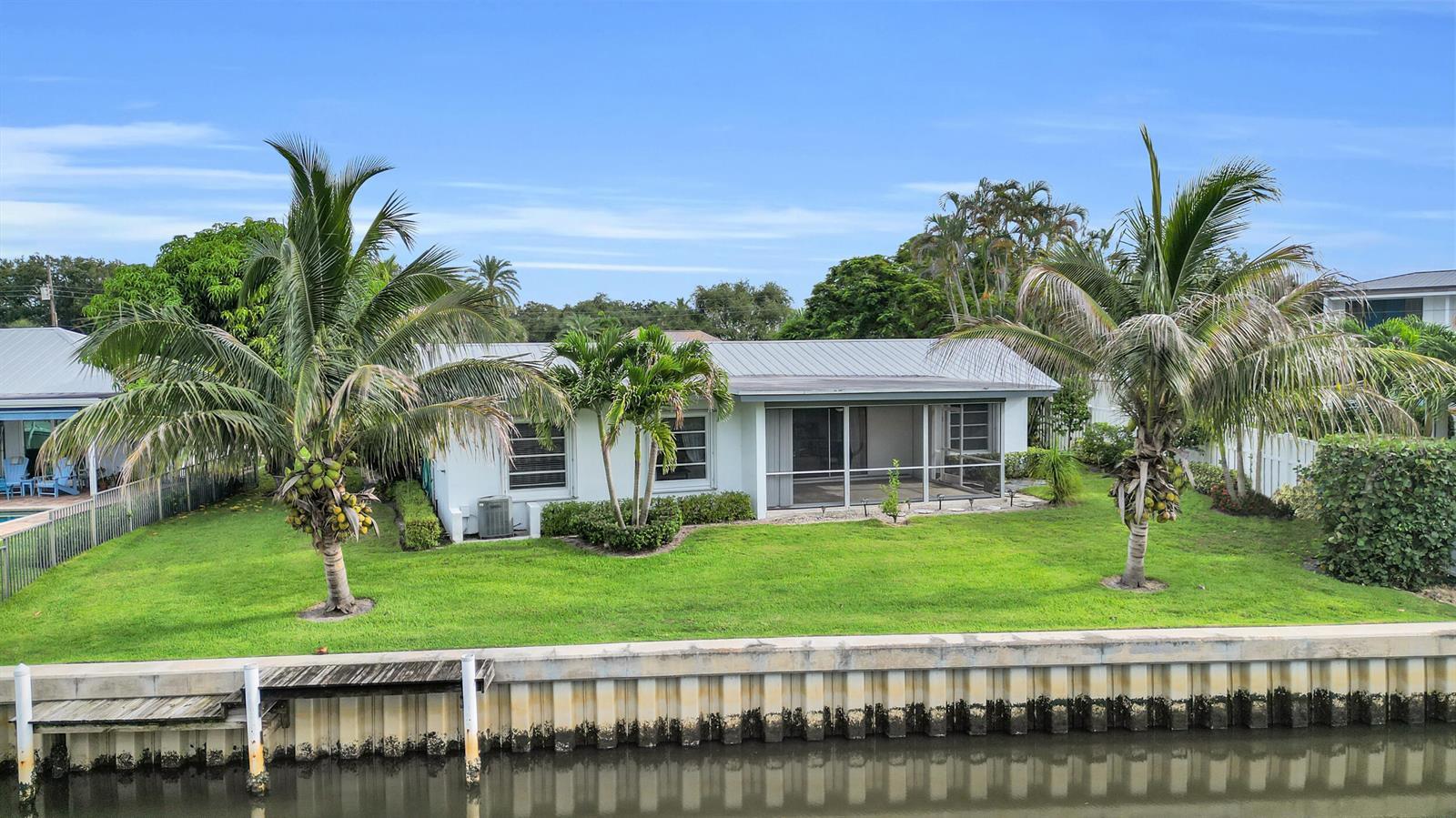 16 Country Club Circle, Tequesta FL 33469 photo 3