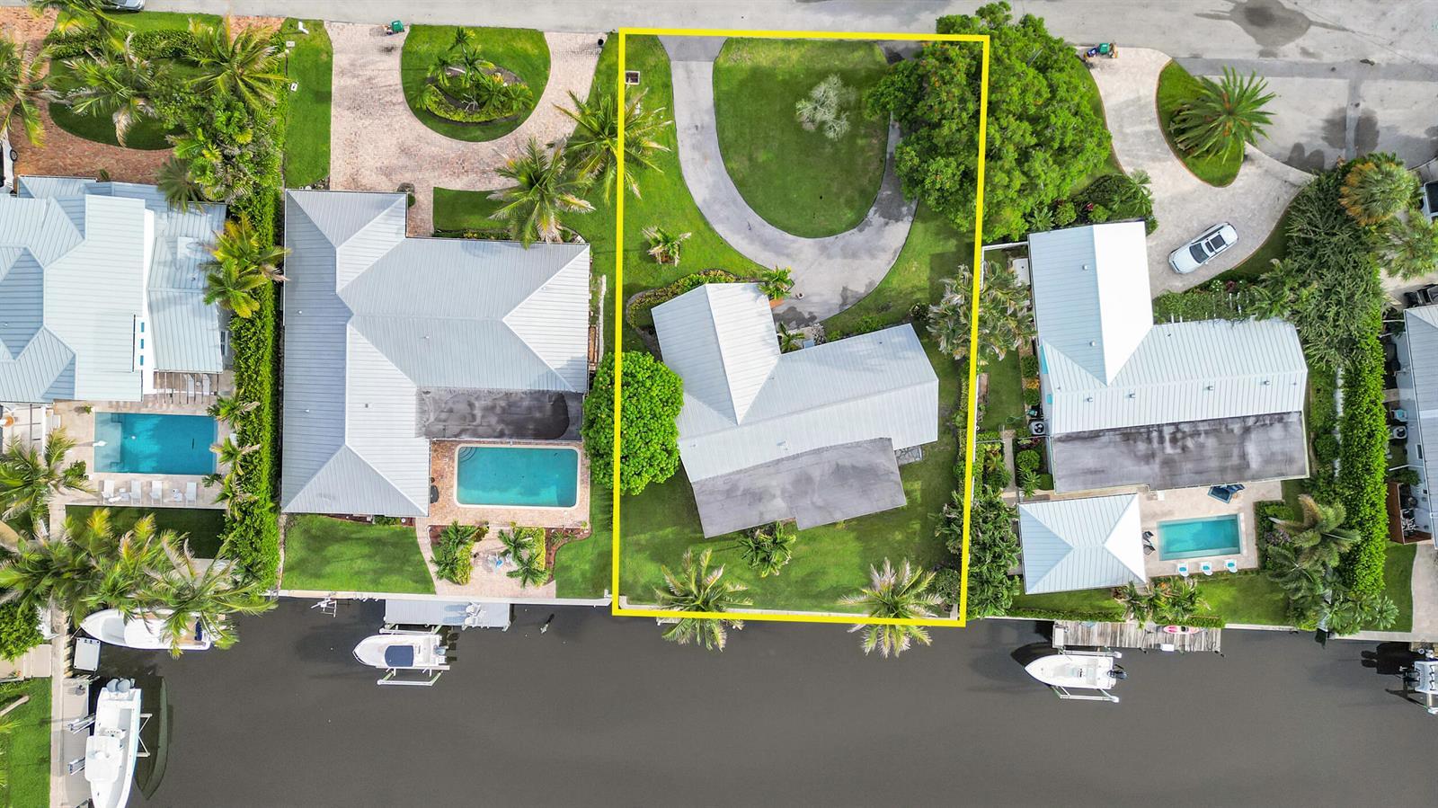 16 Country Club Circle, Tequesta FL 33469