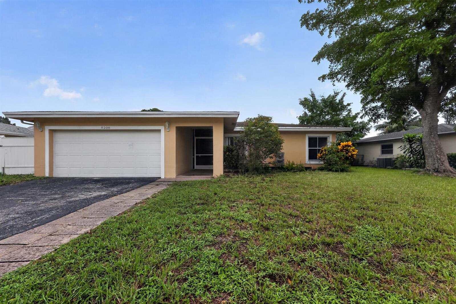 8208 NW 75TH Avenue, Tamarac FL 33321 photo 2