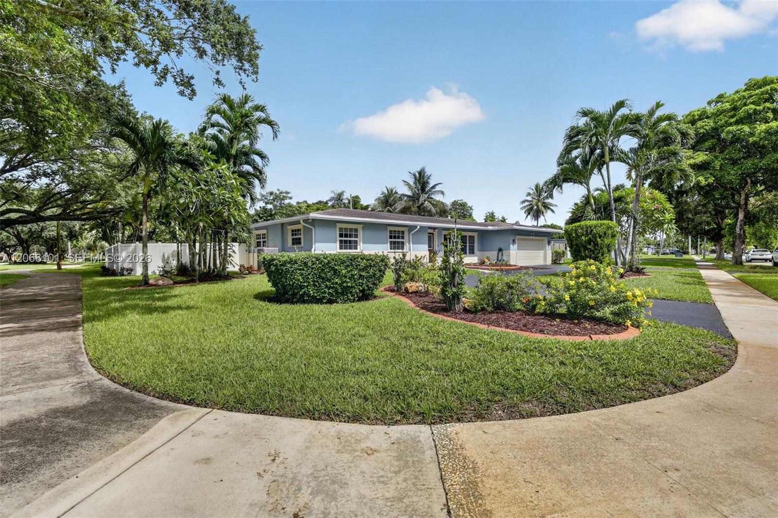 801 Ixora Ln, Plantation FL 33317 photo 2