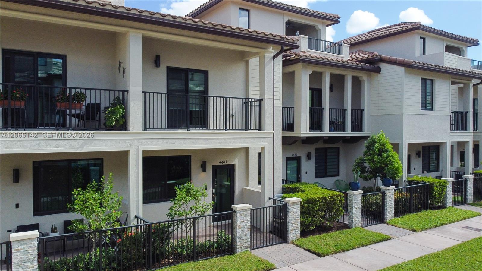 4683 NW 83rd Path, Doral FL 33166 photo 2