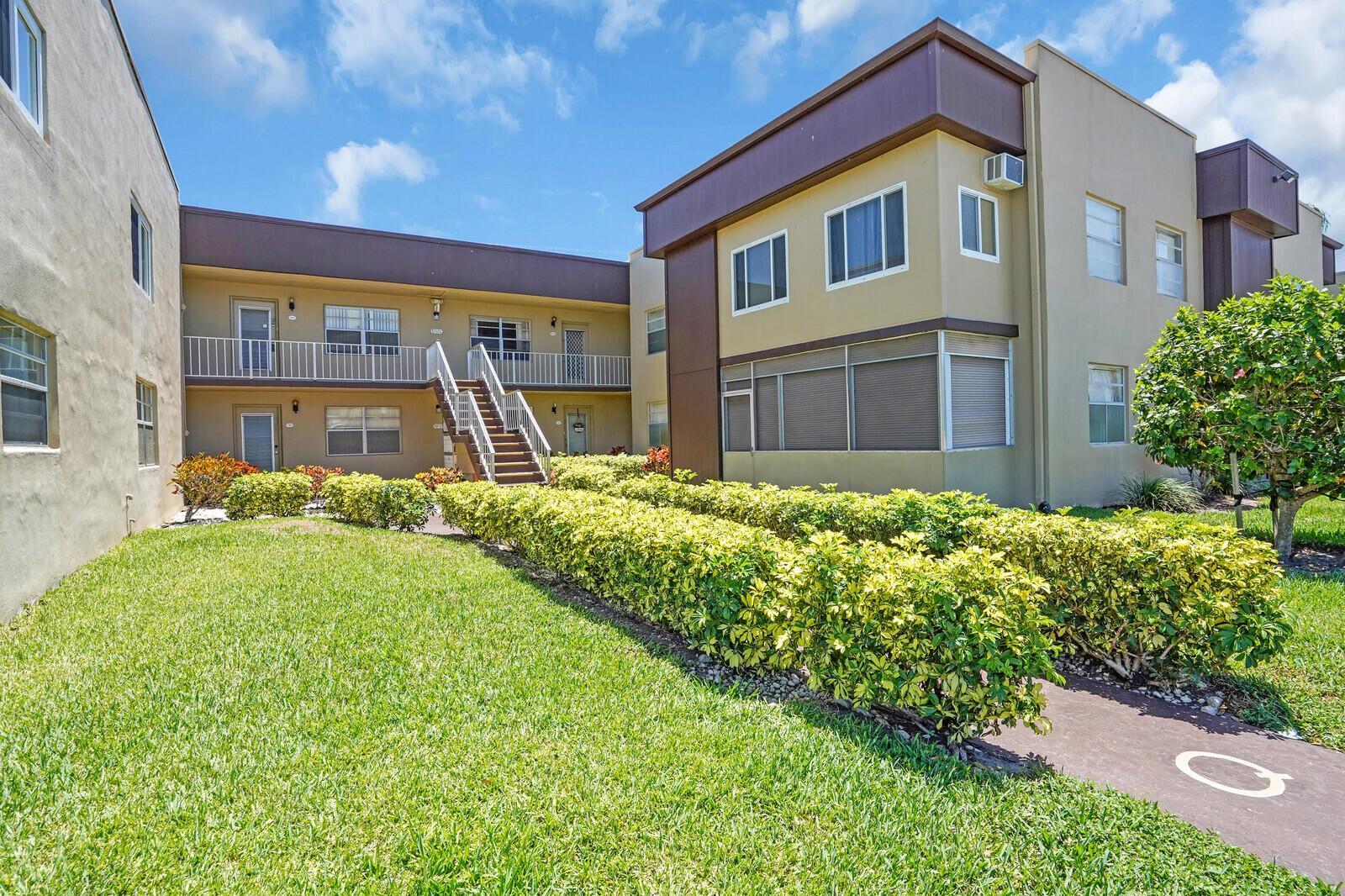 810 Burgundy Q, Delray Beach FL 33484 photo 2