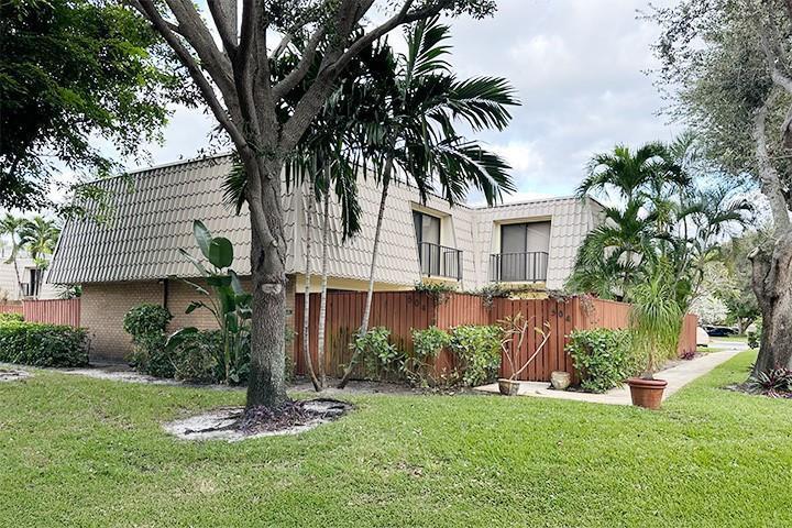 1700 Embassy Drive Apt 504, West Palm Beach FL 33401