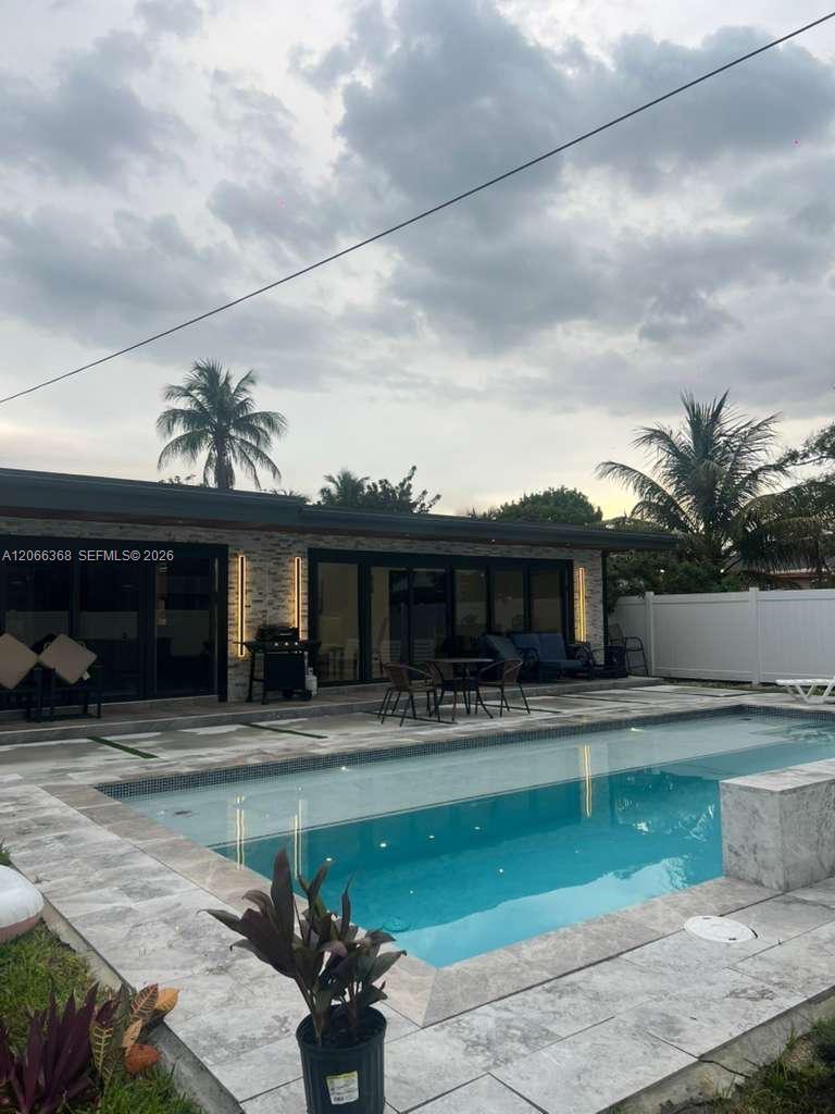 39 SE 7th St, Dania Beach FL 33004