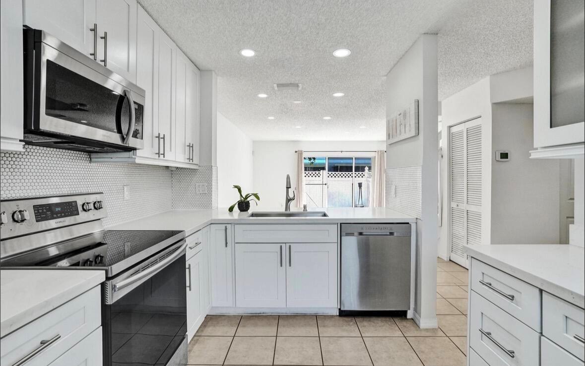 552 NW 208th Terrace, Pembroke Pines FL 33029 photo 4