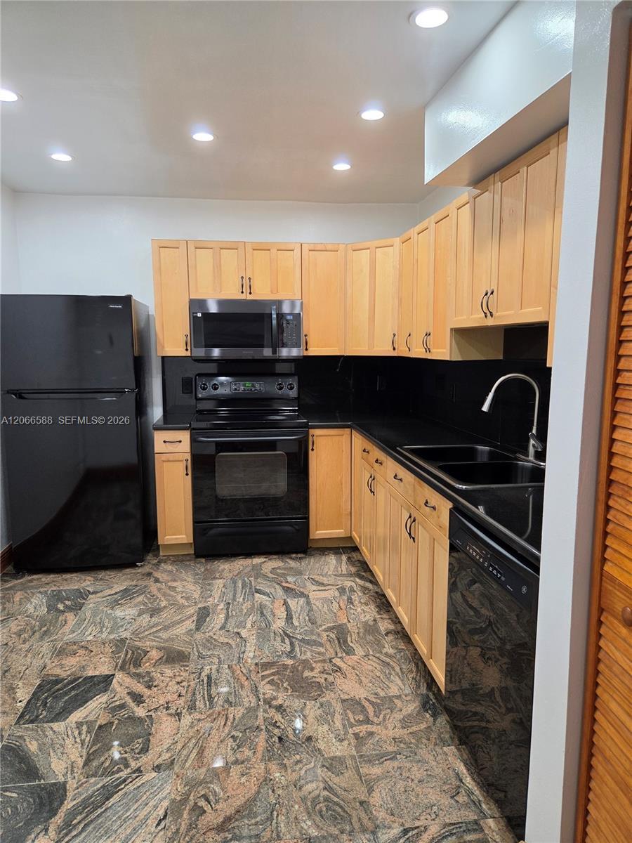 Hallandale Beach, FL 33009 photo 3