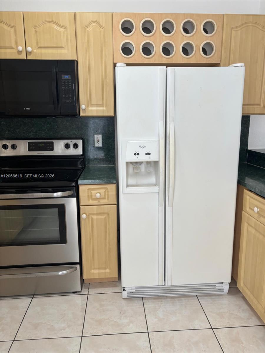 2953 W 80th St # 204, Hialeah FL 33018