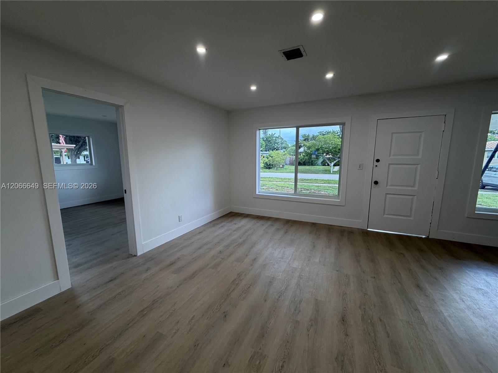 838 Fairway Dr, Plantation FL 33317 photo 2