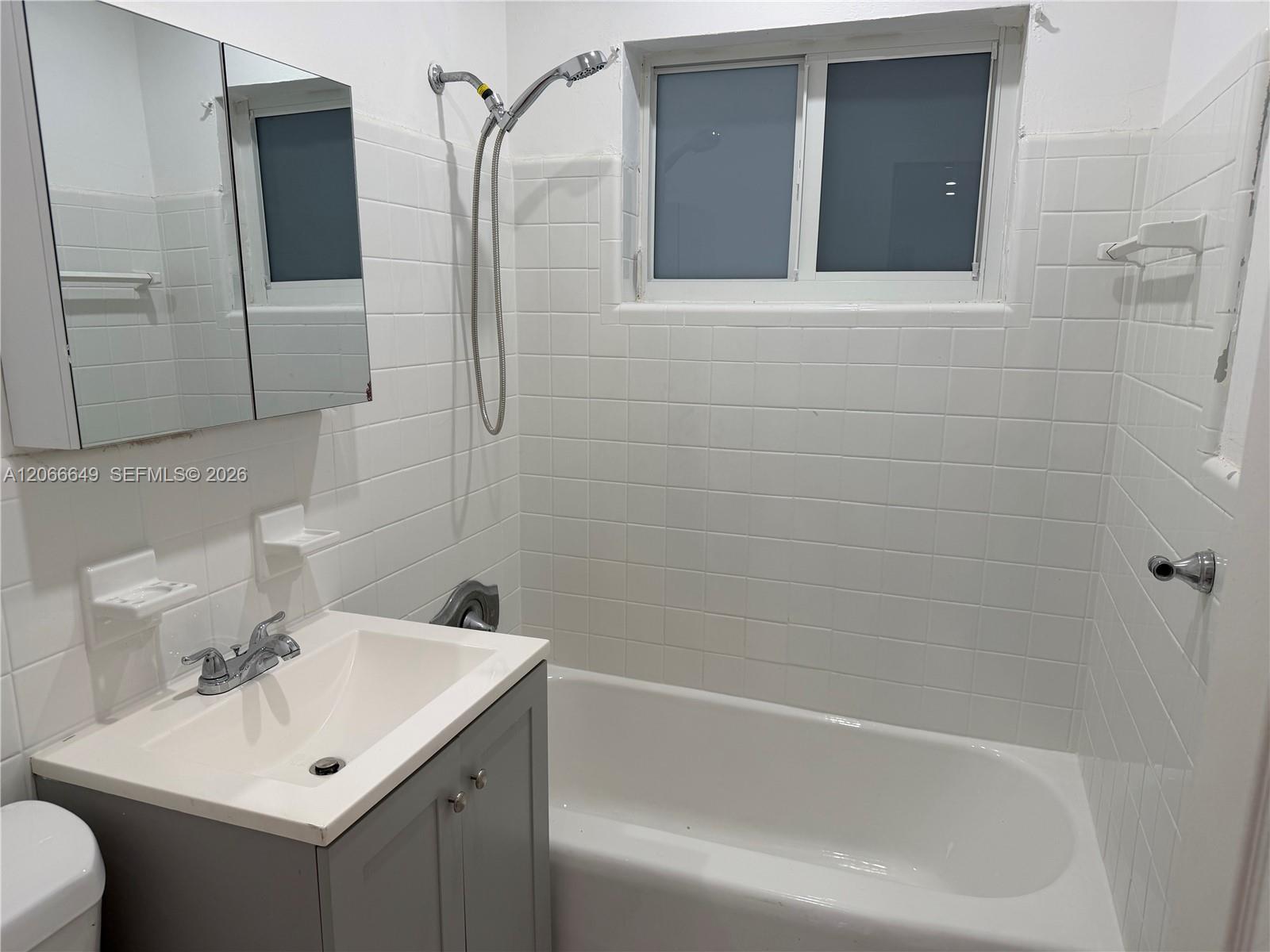 838 Fairway Dr, Plantation FL 33317 photo 3