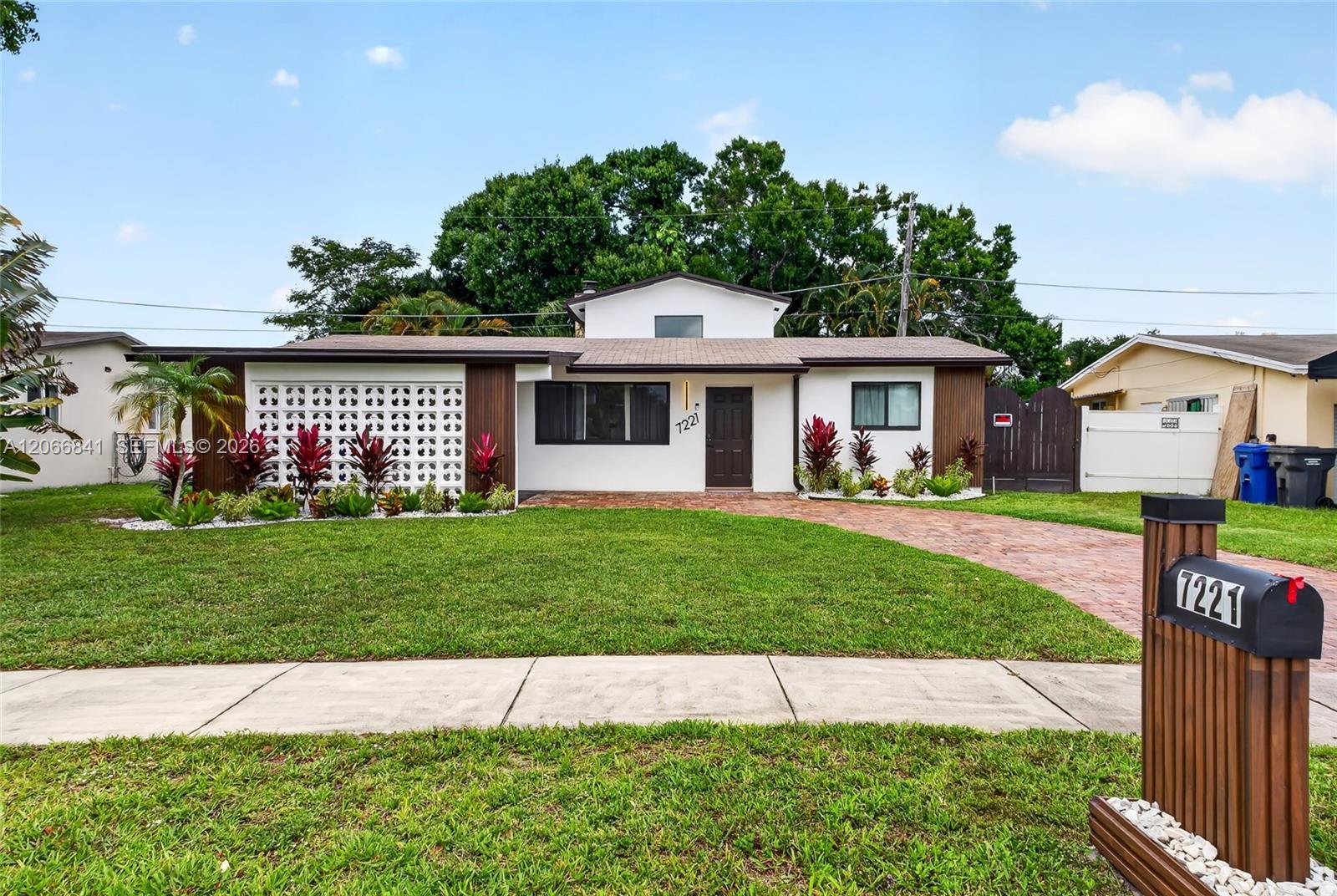 7221 Freedom St, Hollywood FL 33024 photo 2