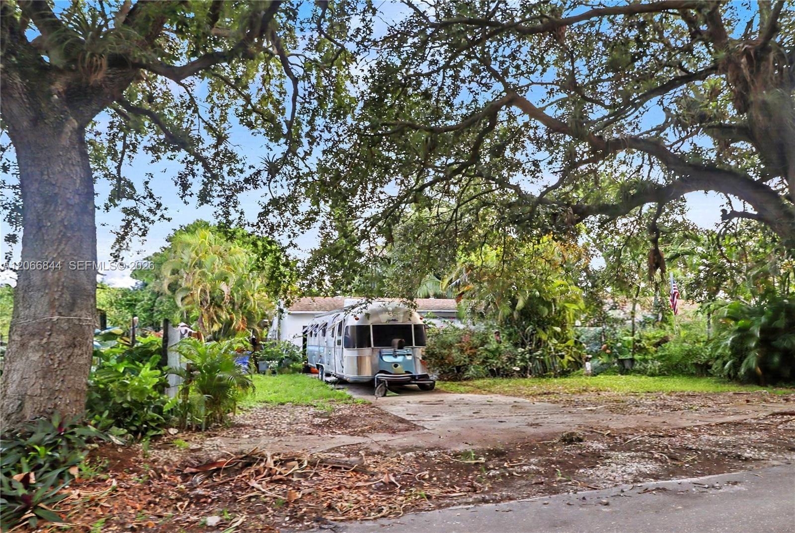 2541 Washington St, Hollywood FL 33020 photo 2