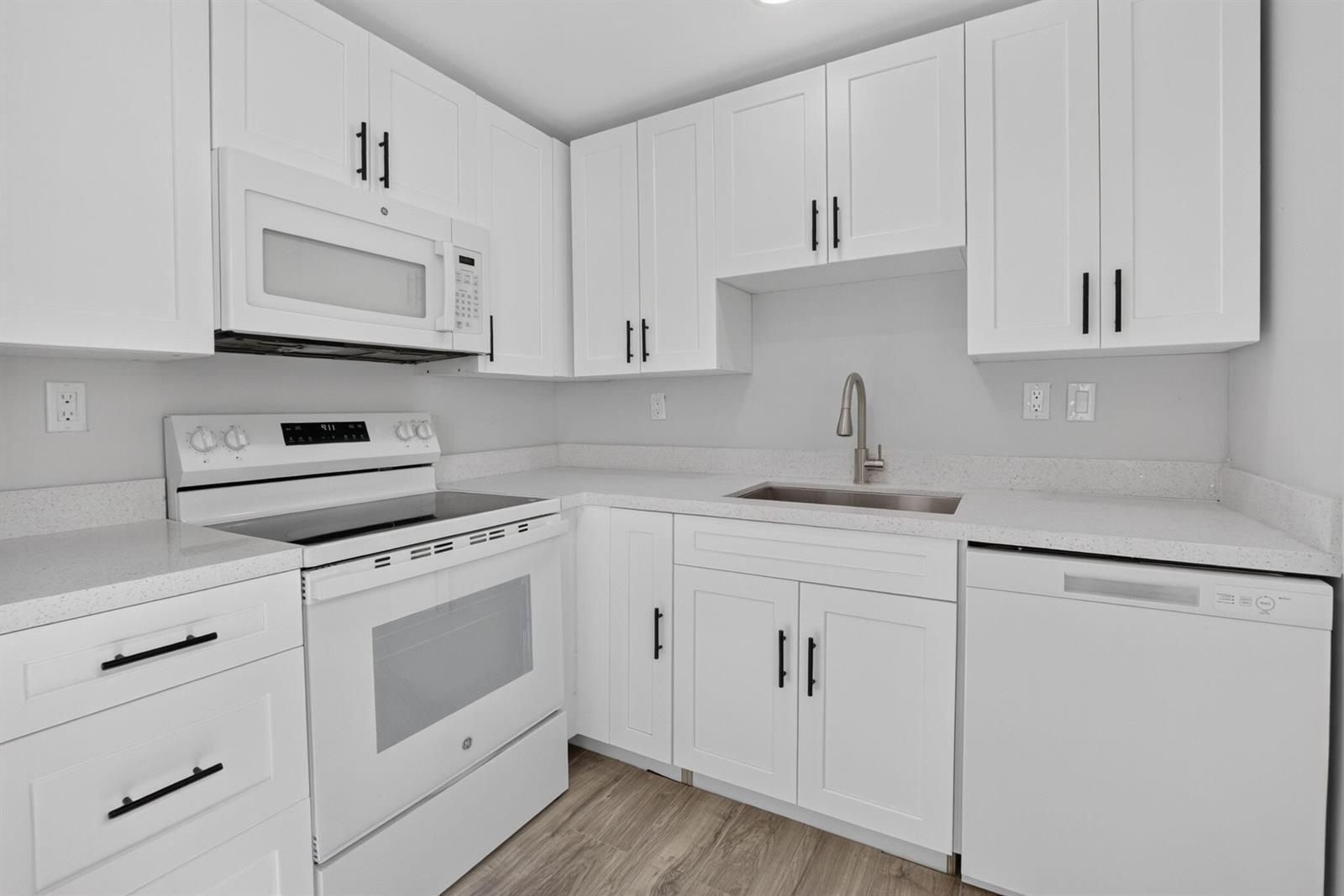 68 Normandy B, Delray Beach FL 33484 photo 3