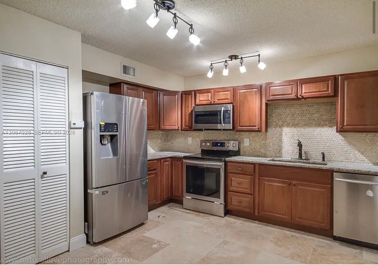 233 SE 11th Ave # 233, Pompano Beach FL 33060