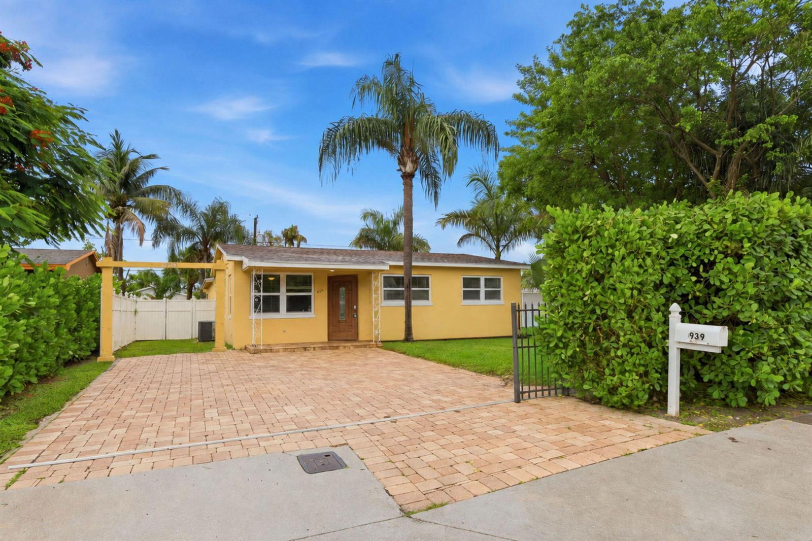 939 CHARLES Street, West Palm Beach FL 33401 photo 2