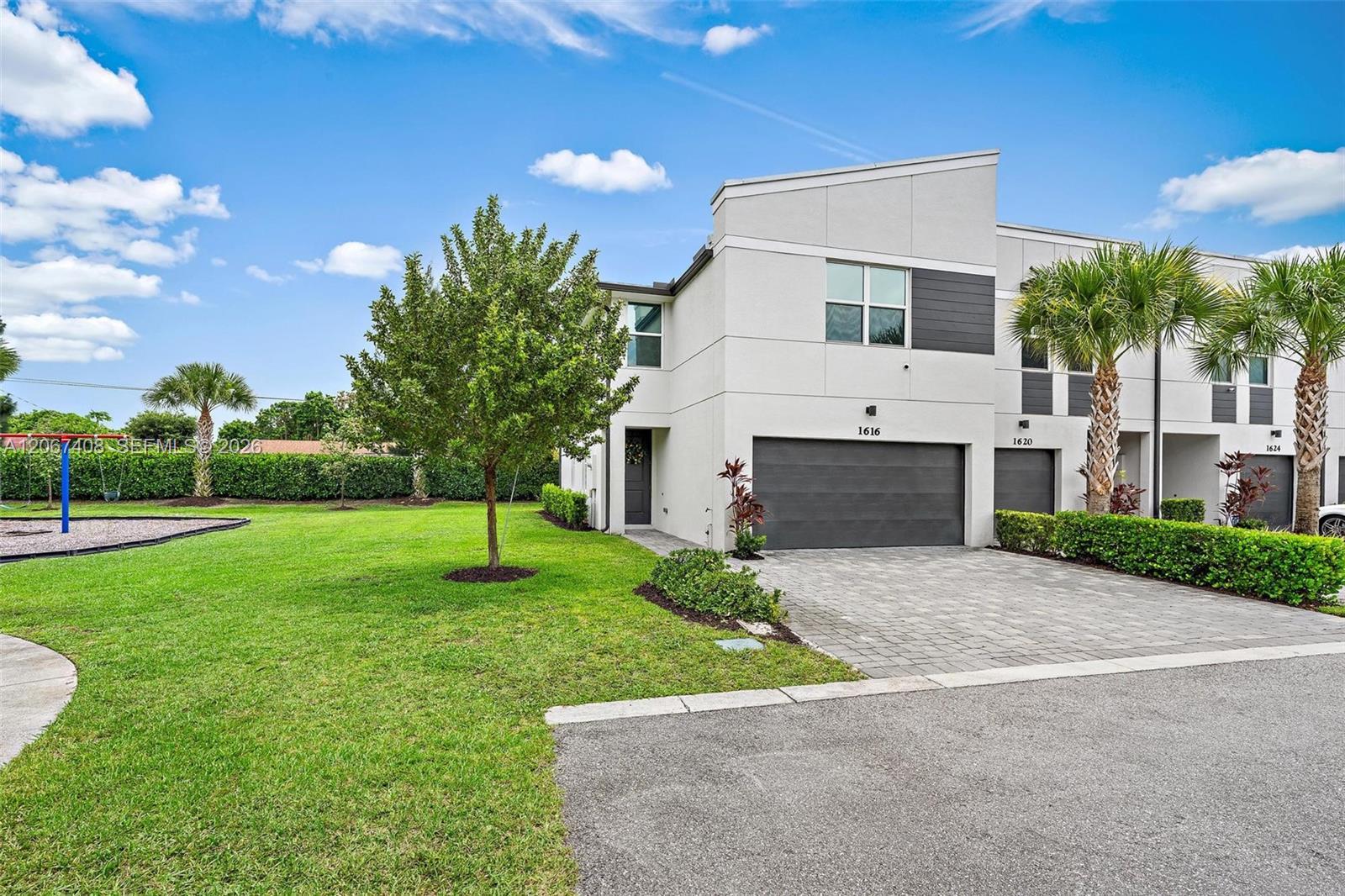 1616 Lindley St, Mangonia Park FL 33407