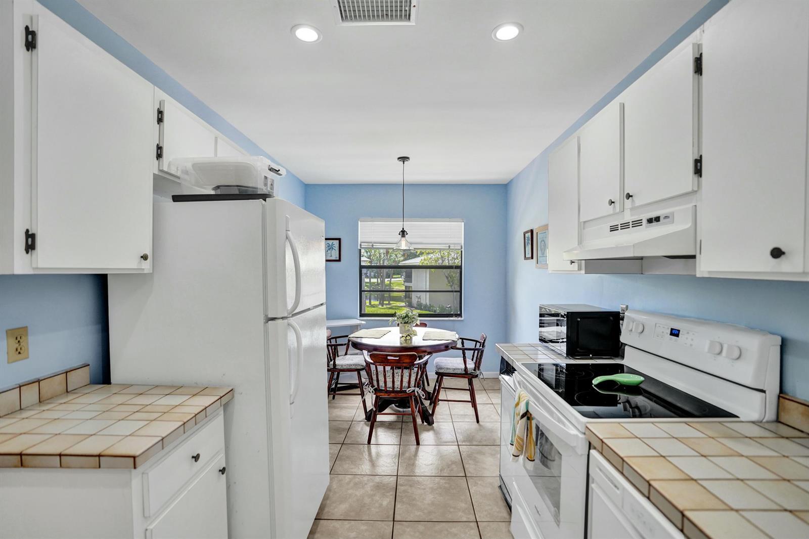 19 STRATFORD Drive E Unit F, Boynton Beach FL 33436 photo 2