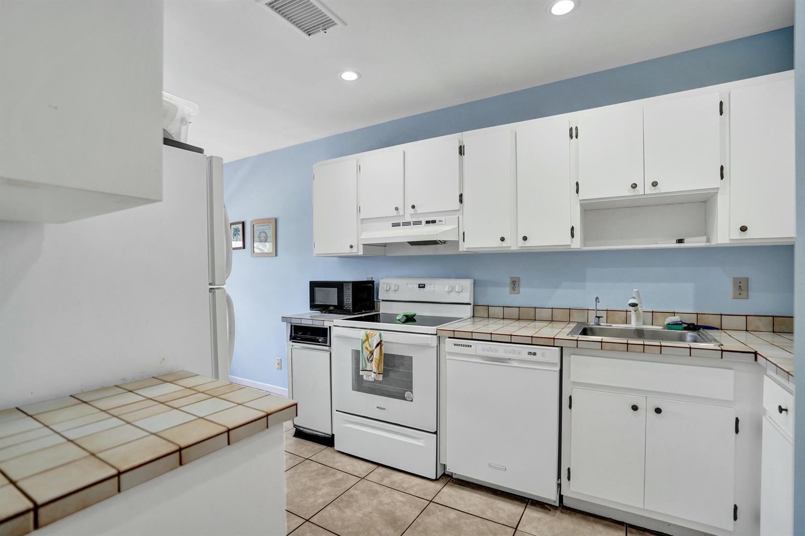 19 STRATFORD Drive E Unit F, Boynton Beach FL 33436 photo 3