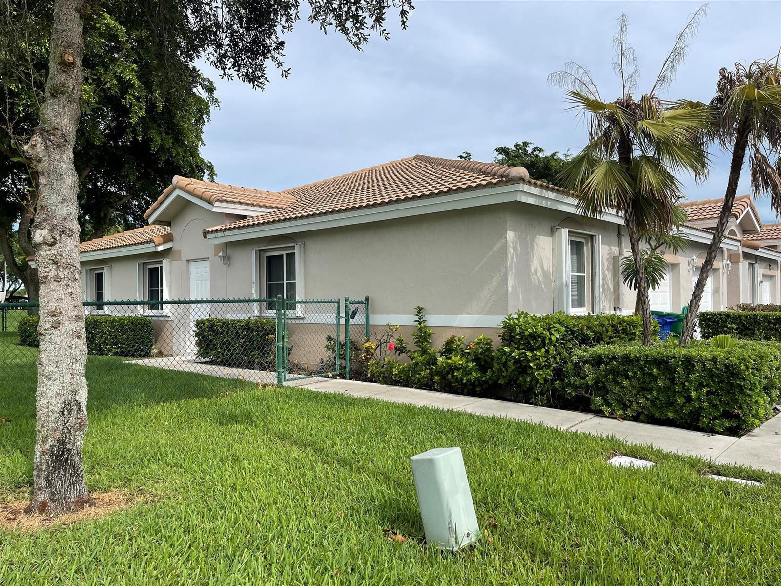 1810 SW 114th Terrace, Miramar FL 33025 photo 2