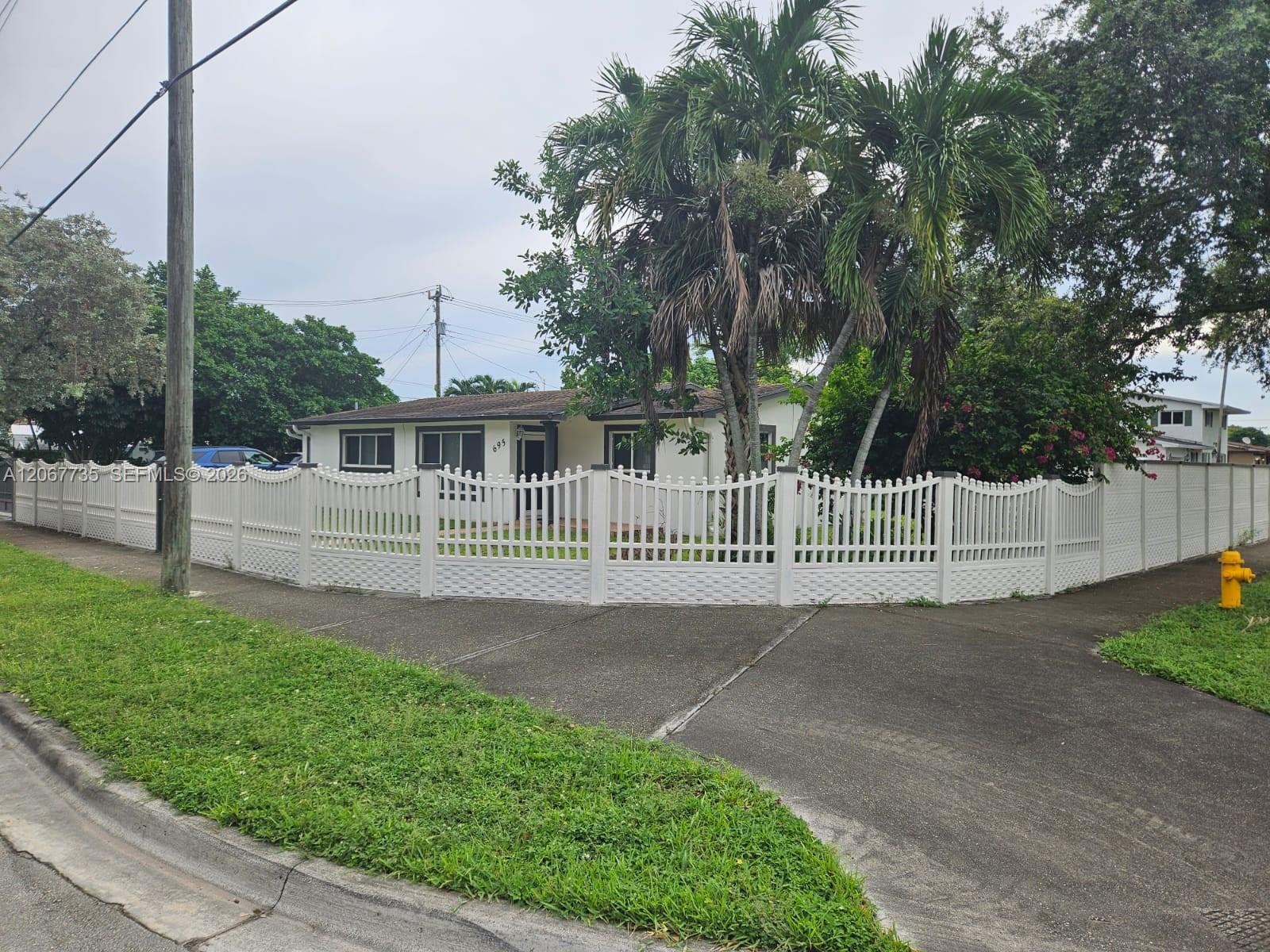 695 W 76th St, Hialeah FL 33014